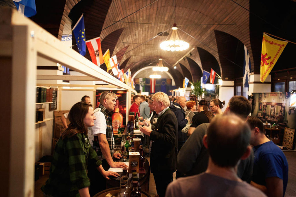 Spirituosen-Hersteller:innen aus aller Welt kommen zur Messe. © Whisky Spirits & more