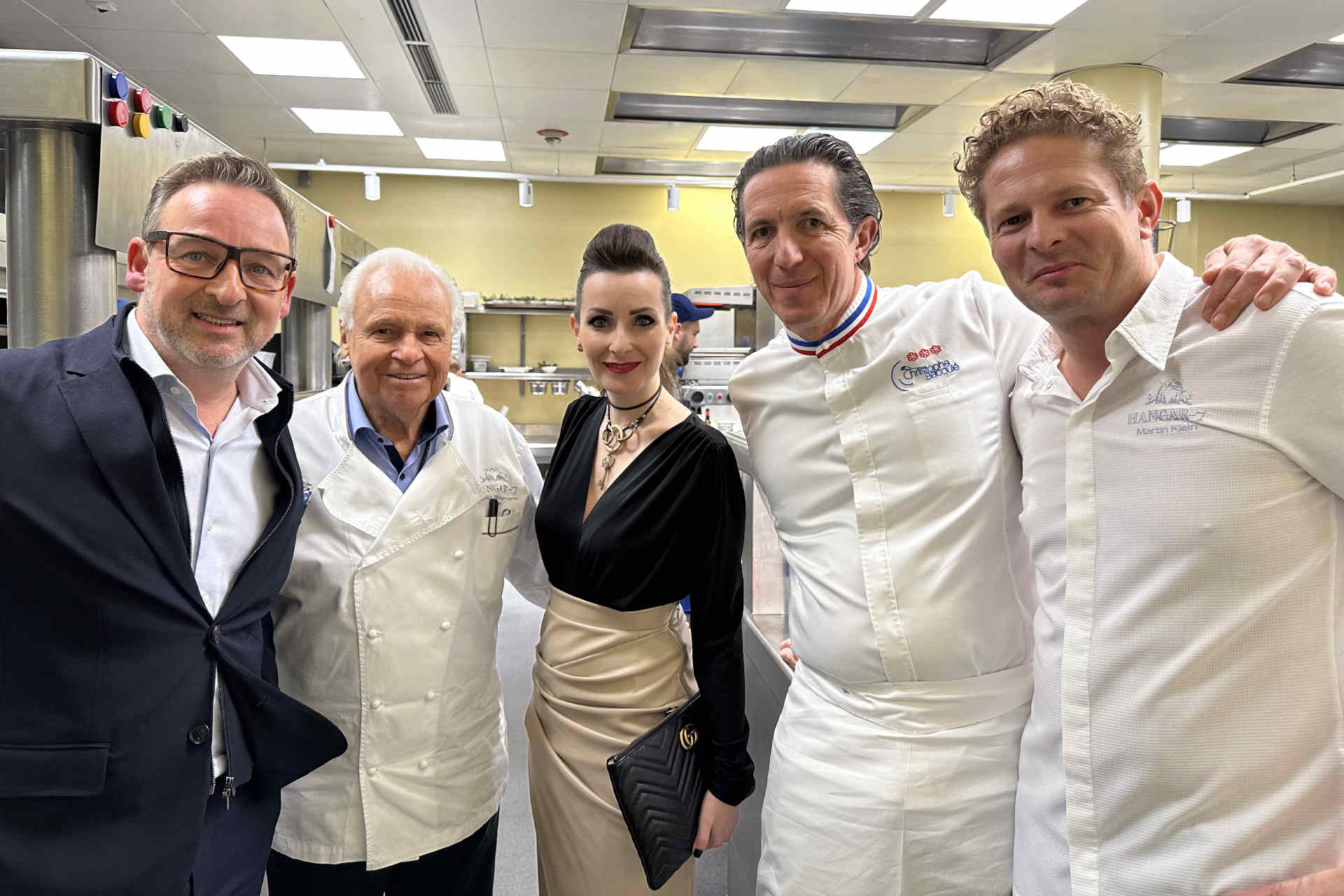 Ab in den Keller Die Küchencrew findet sich unterirdisch: Heimo Jessenko (Falstaff PROFI), Patron Eckart Witzigmann, Alexandra Gorsche (Falstaff PROFI), Gastkoch Christophe Bacquié und »Hangar-7« Executive Chef Martin Klein. Foto beigestellt