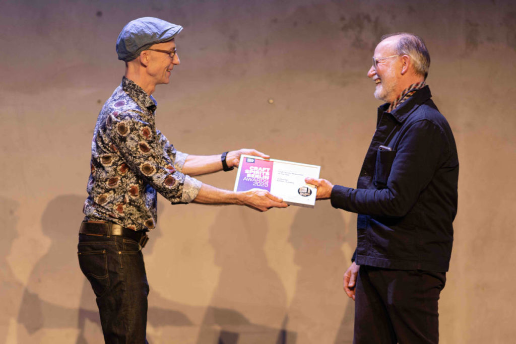 Organisator Thomas Kochan mit Jo Dunkel, Gewinner des Sonderpreises »Craft Spirits Newcomer of the Year 2023«. © Selina Schrader