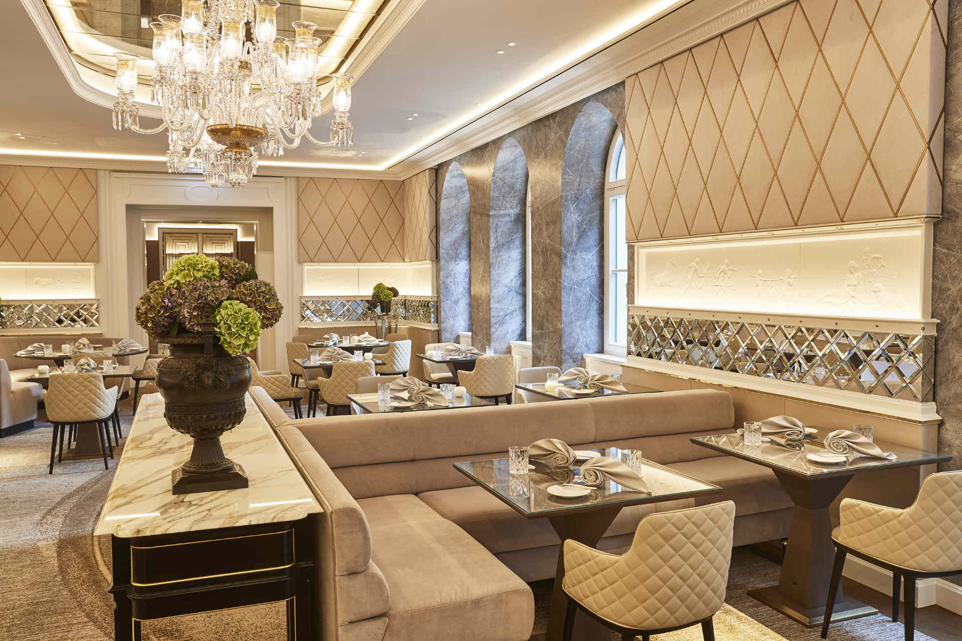 Design im »Schwarzreiter Restaurant« ist mit königlicher Tradition kombiniert. © Hotel Vier Jahreszeiten Kempinski München