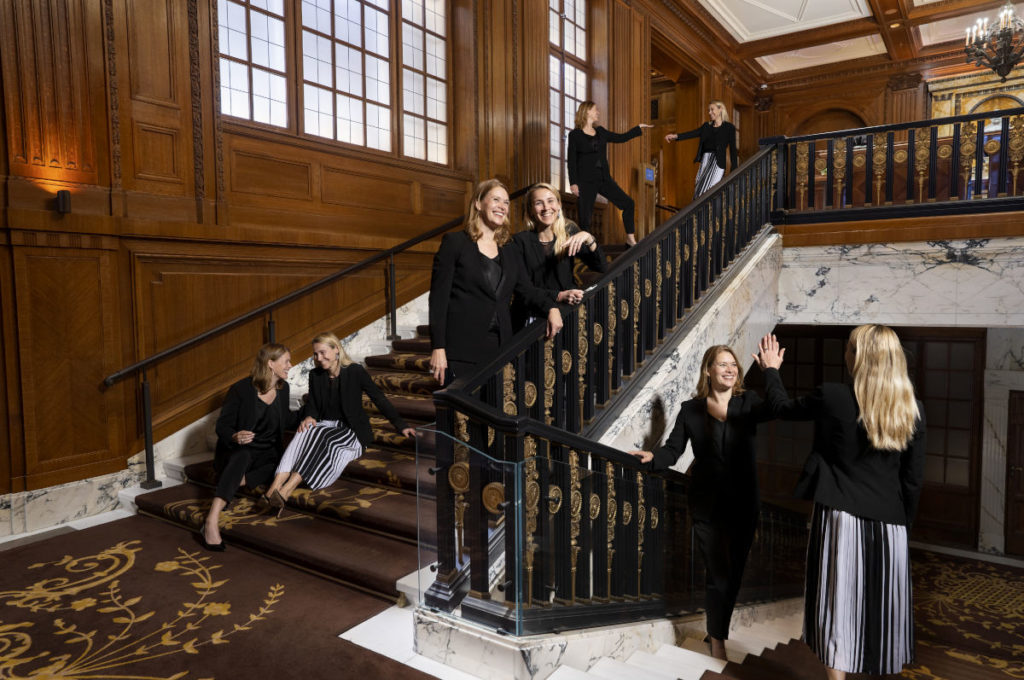Monique Dekker übergibt an Barbara Göttling. © Park Hyatt Vienna