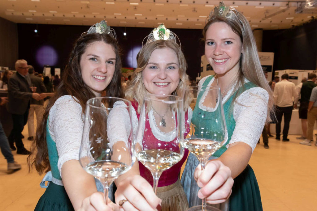 Weinkönigin Sophie Friedrich mit den Weinhoheiten Marlene Prugmaier (r.) und Katrin Strohmaier (l.) © Fotokuchl / Johannes Polt