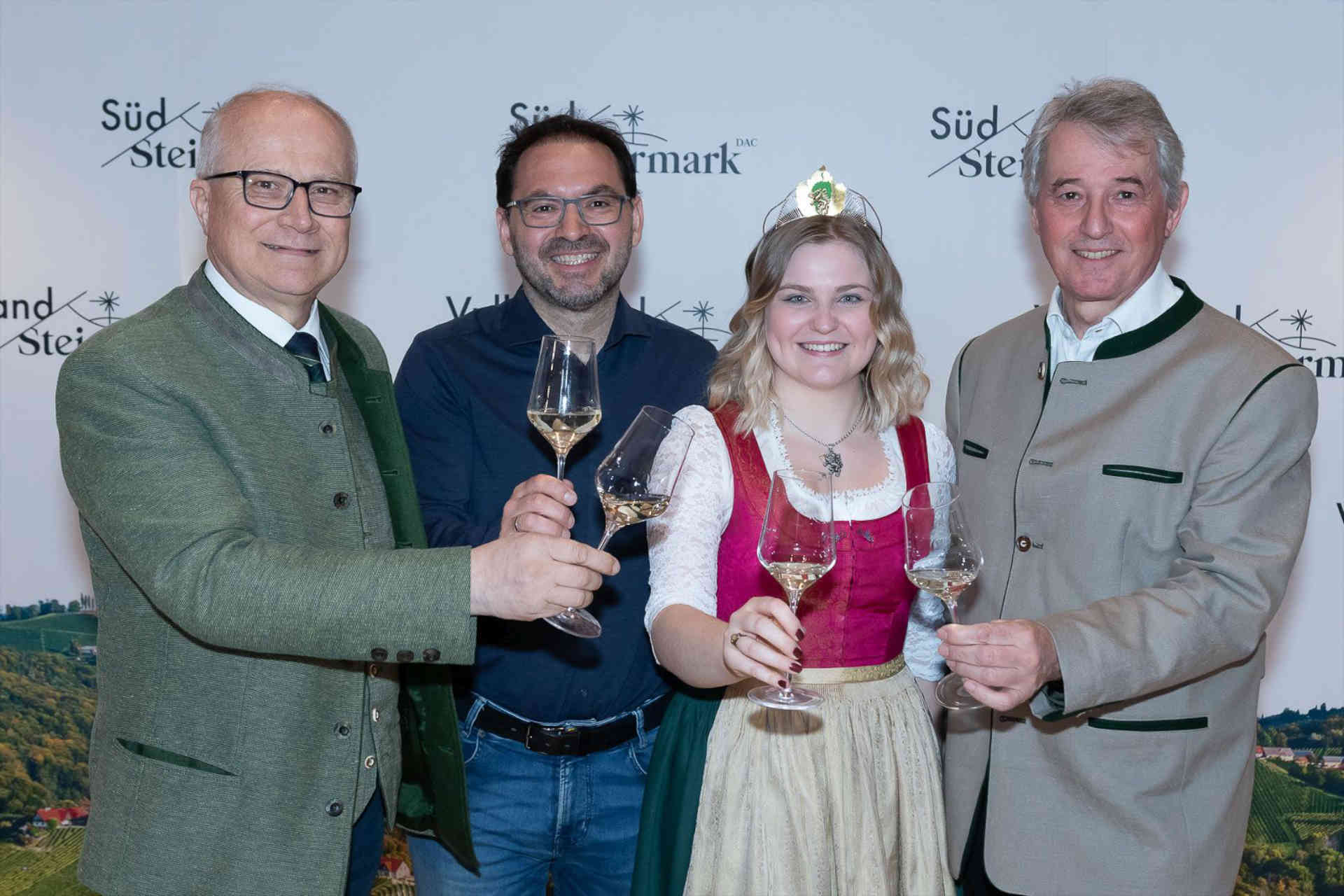 Landesrat Johann Seitinger, Stefan Potzinger, Obmann Wein Steiermark, Weinkönigin Sophie Friedrich, Werner Luttenberger, GF Wein Steiermark © Fotokuchl / Johannes Polt