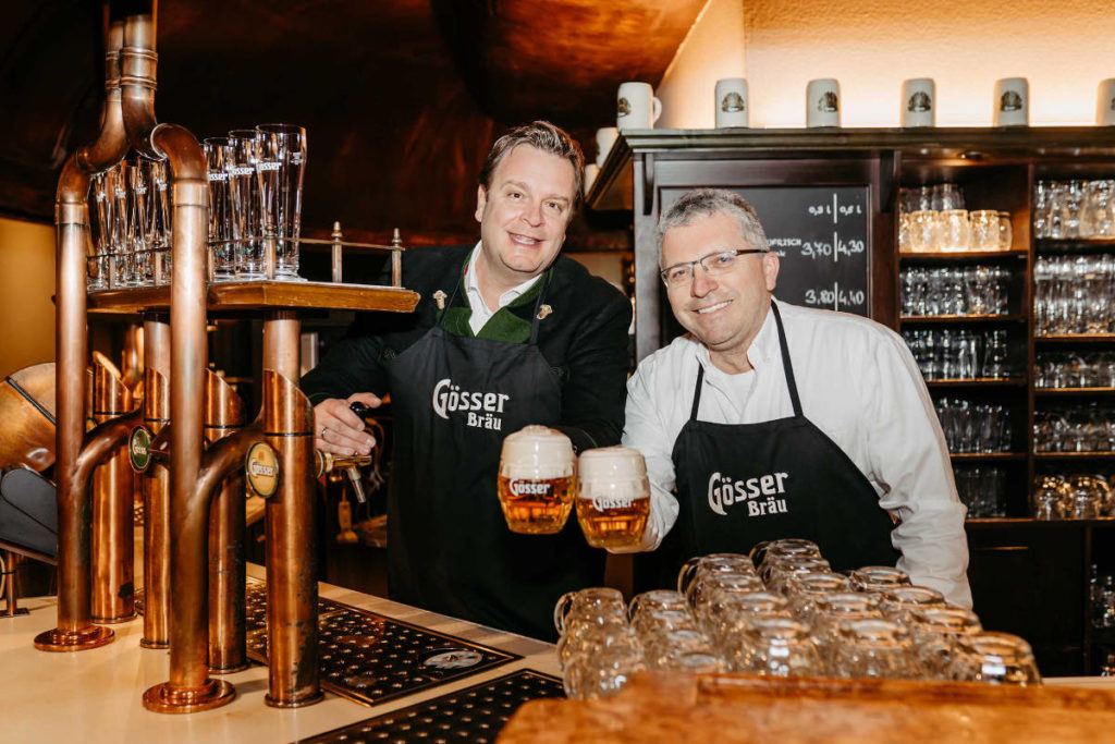 Gösser Bräu Chef Robert Grossauer und Chef-Bierzapfer Erich Ovsonka © GLDDGGRS / Tina Szabo