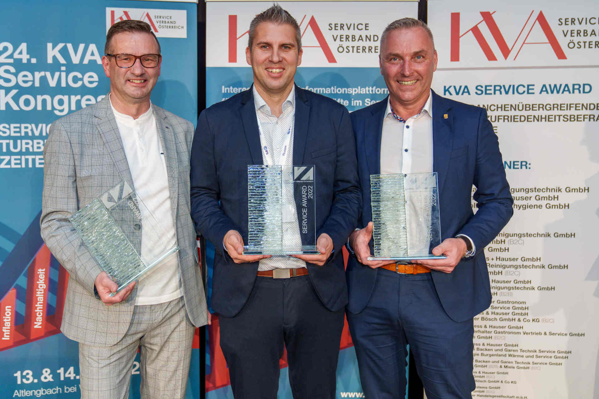 Günter Kirchebner, Firma hollu (li.), und die anderen Gewinner des »KVA Service Award 2022«, der im Rahmen des diesjährigen KVA Service Kongresses verliehen wurde. © Josef Bollwein / KVA