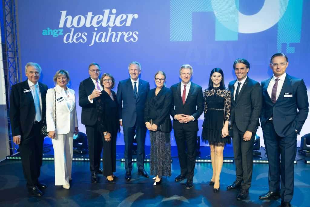 Der Gewinner des »Hotelier des Jahres« Korbinian Kohler (4. von rechts) wurde im Europapark ausgezeichnet. © ahgz