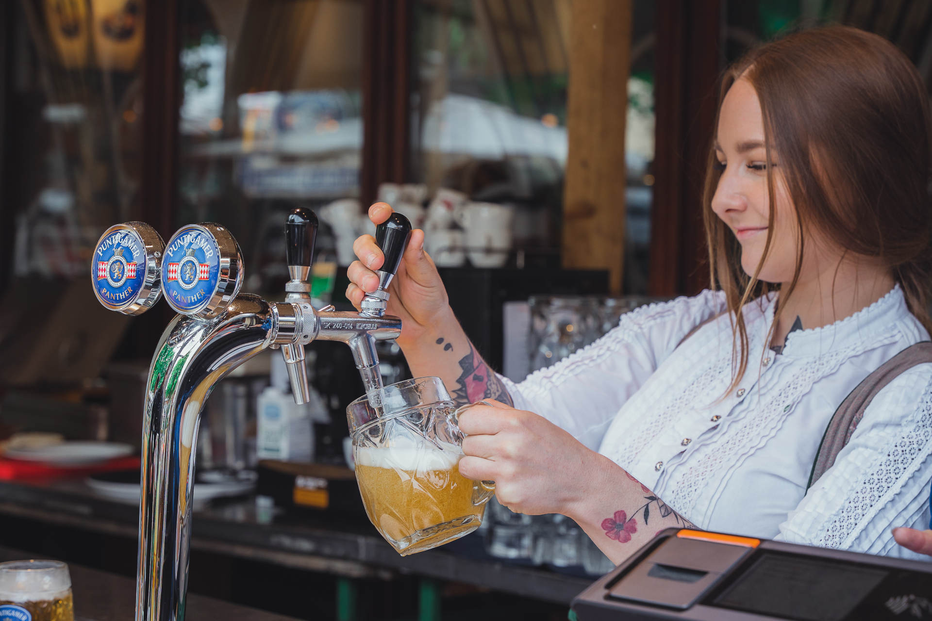 Frisch gezapft: Das Puntigamer Panther Bier aus dem 1000 Liter Fass. © glddggrs Tina Szabo Photography
