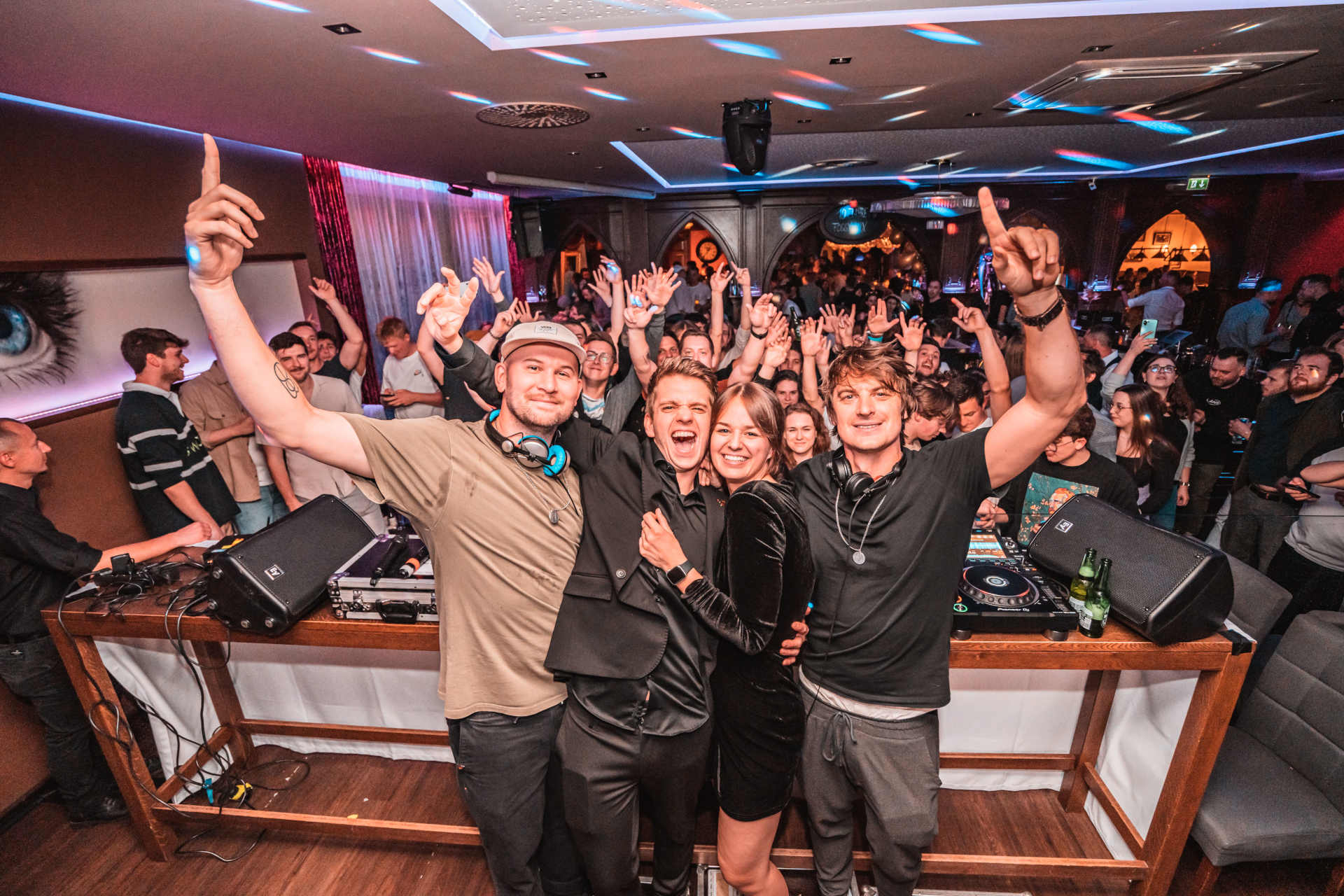 Ein Highlight des Abends: Der Überraschungsact von den DJ’s Camo & Krooked. Hier gemeinsam mit Bernhard Zimmerl und Freundin Denise Reinhart. © Foggy Mix