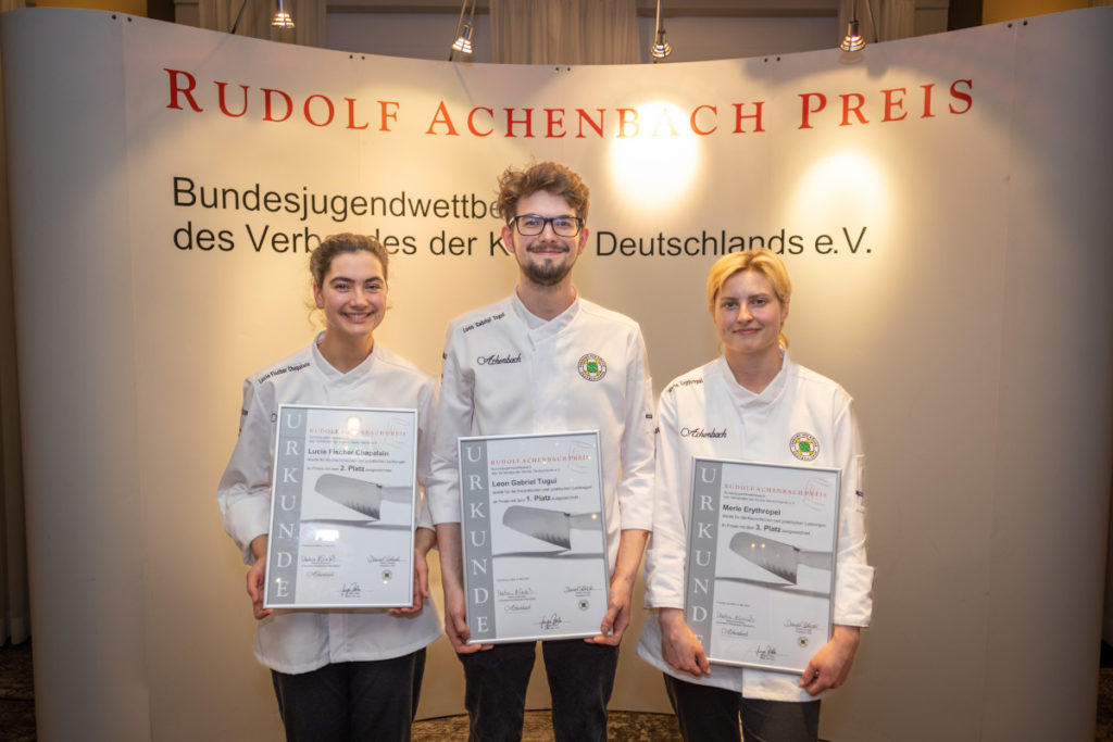 Die drei Finalist:innen Leon Gabriel Tugui, Lucie Fischer Chapalain und Merle Erythropel lieferten sich einen spannenden Wettkampf. © VKD/Ingo Hilger