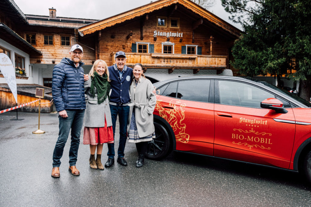 259.200 Minuten hinterm Steuer, 23.100 zurückgelegte Kilometer und Ladestationen direkt vor der Haustür - Das ist die Zwischenbilanz der »Stanglwirt« Bio-Mobile. © Bio-und-Wellnessresort-Stanglwirt