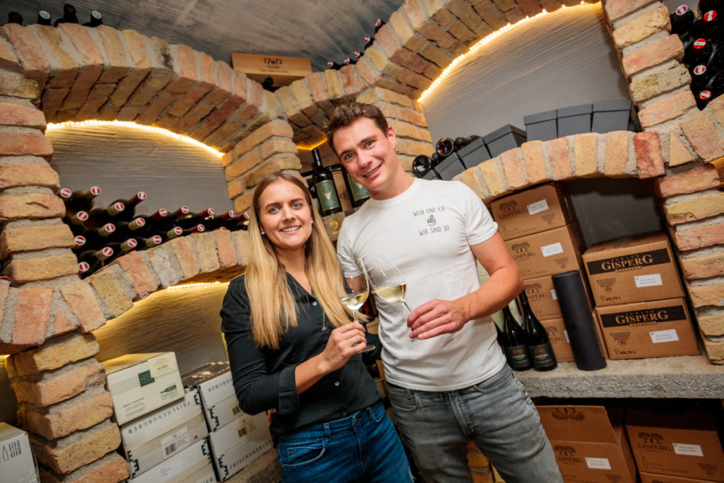 Im Weinkeller der Neururers finden sich Eigenkreationen sowie die Weine von Winzerfreunden. © Wein Neururer