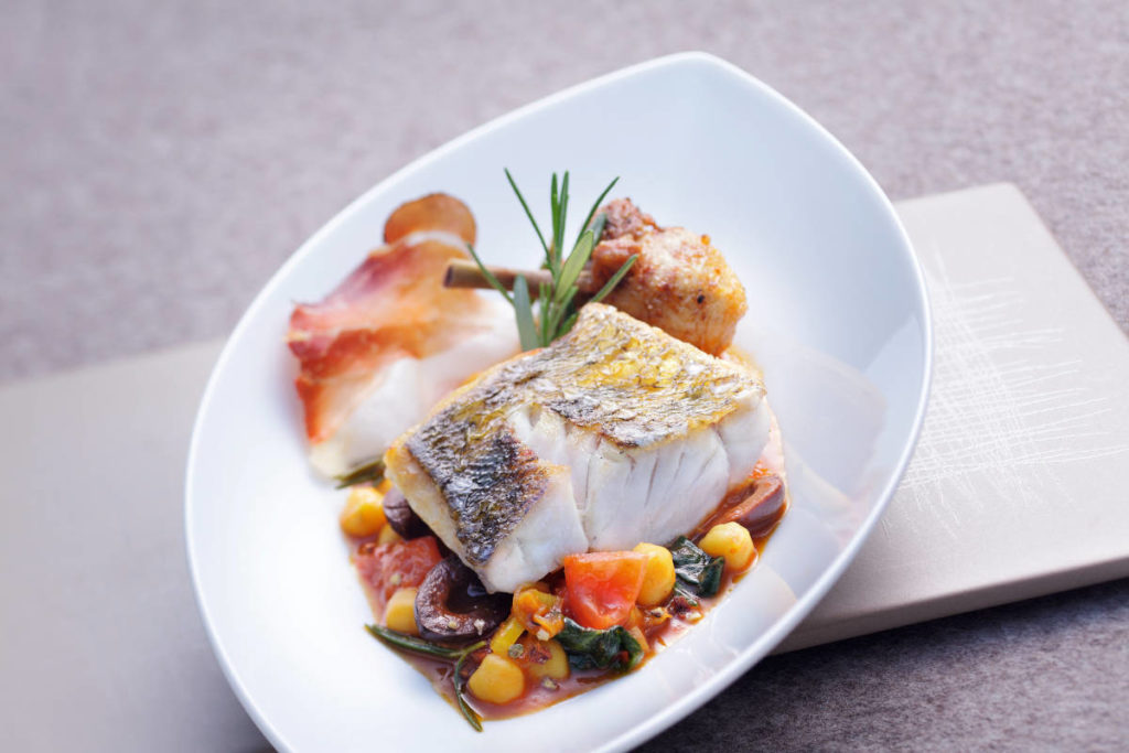Zander und Stubenküken mit Fenchel-Tomatenragout und Kichererbsen © Frutarom Savory Solutions