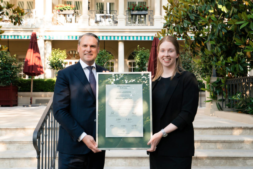 Henning Matthiesen, der geschäftsführende Direktor des Brenners Park-Hotel & Spa, durfte Laura Goldmann das Stipendium überreichen. © Dimi Katsavaris