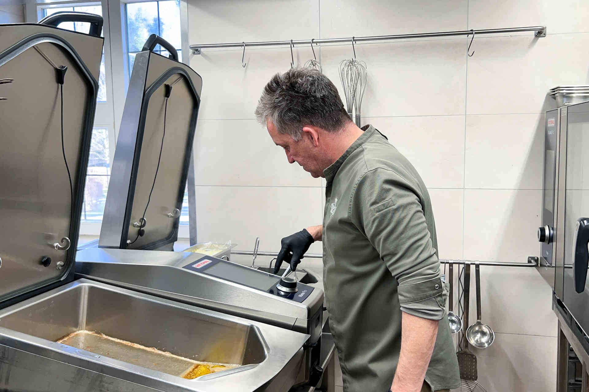 Wirt Shane McMahon in der Küche.© Rational