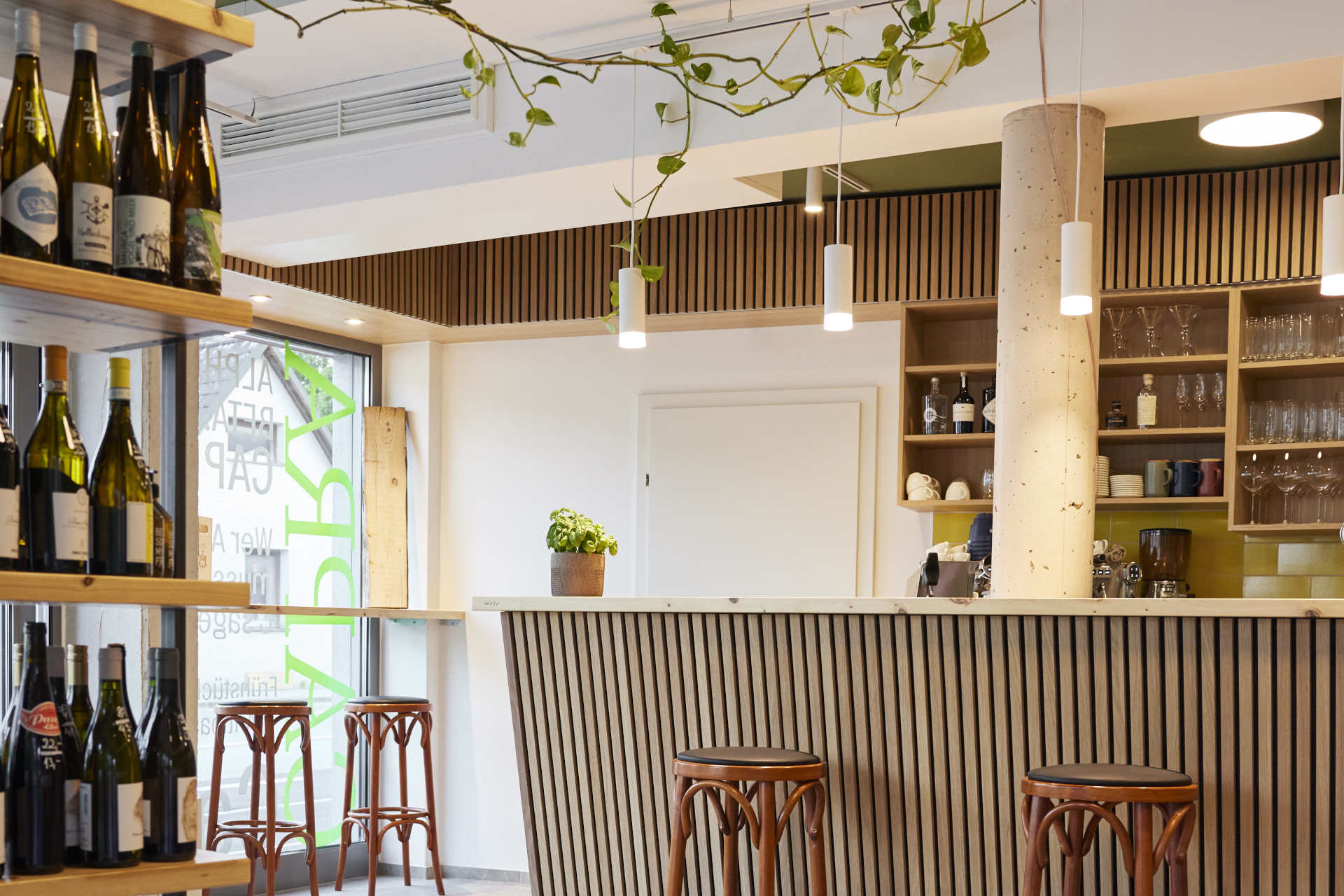 Bistro und Weinbar zugleich - von kleinen Mittagsgerichten bis hin zum edlen Tropfen. © Sophie Kirchner