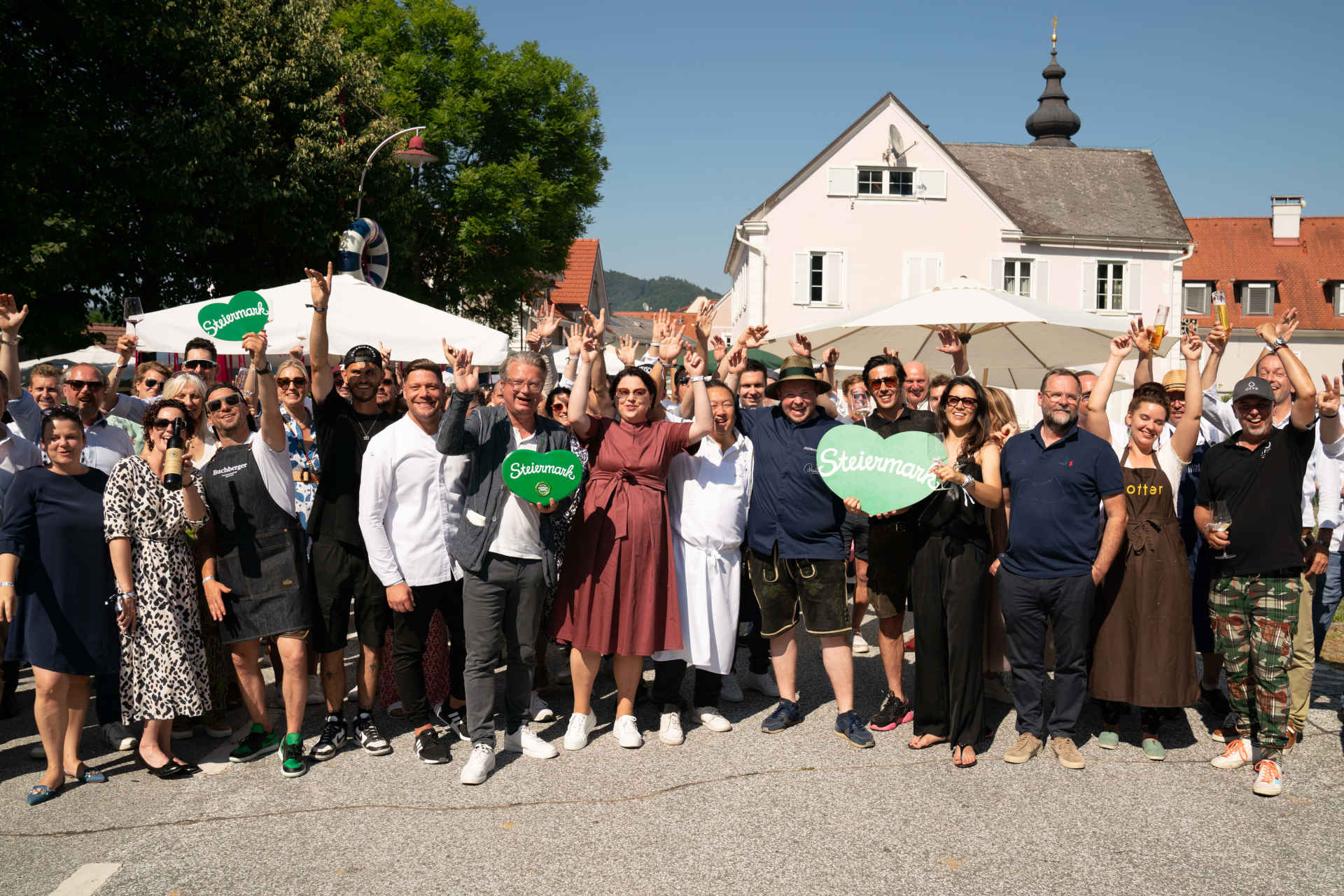 Namhafte Winzer:innen, Köch:innen und Produzent:innen kamen in Trautmannsdorf zusammen, um für einzigartigen Genuss zu sorgen. © Zweibaum