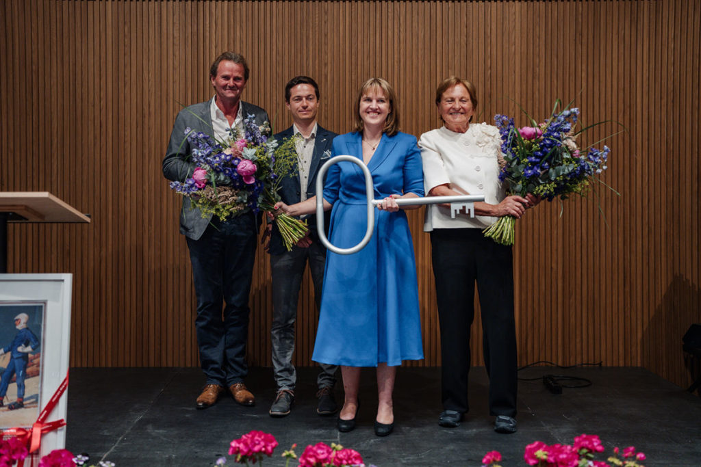 Die feierliche Schlüsselübergabe an die Eigentümer:innen. © Löwen Hotel Montafon / Philipp Schilcher
