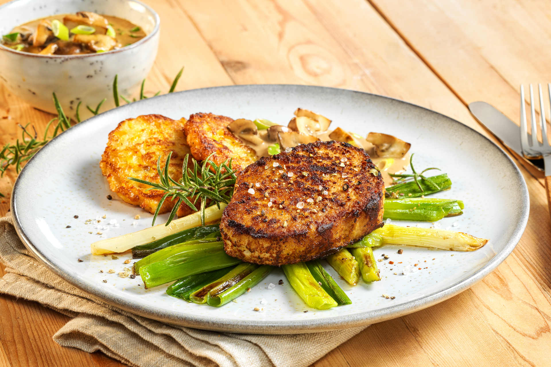 Wenn das Wetter einmal nicht grilltauglich ist, kann das Plant-based Paprika Steak auch hervorragend in der Pfanne zubereitet werden. © Hilcona 