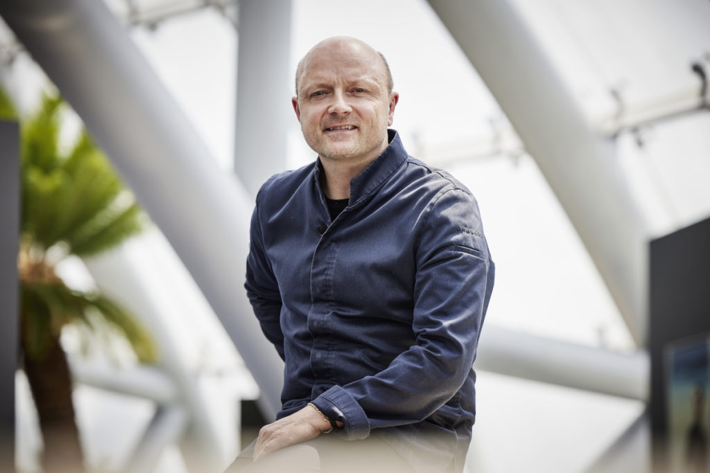 Heinrich Schneider überzeugt in der Gourmet-Küche mit Bodenständigkeit. © Helge Kirchberger Photography
