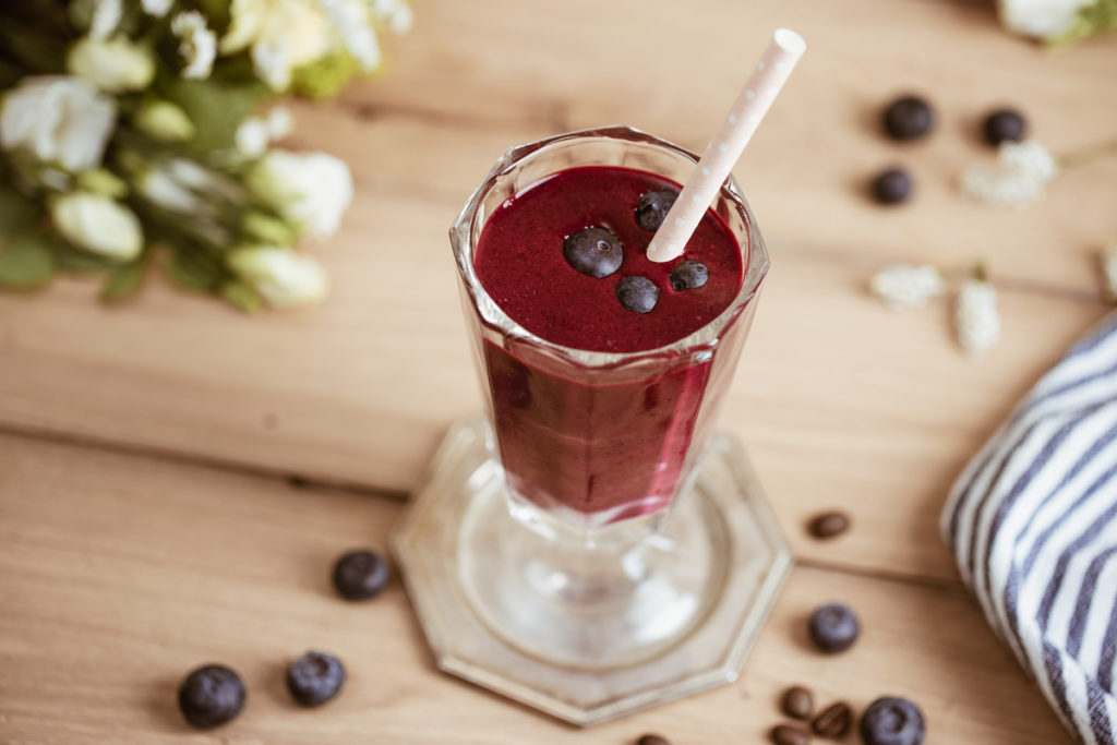Nicht nur optisch ein Hit: Ein Espresso-Shot macht den Heidelbeersmoothie zur Attraktion! © J. Hornig