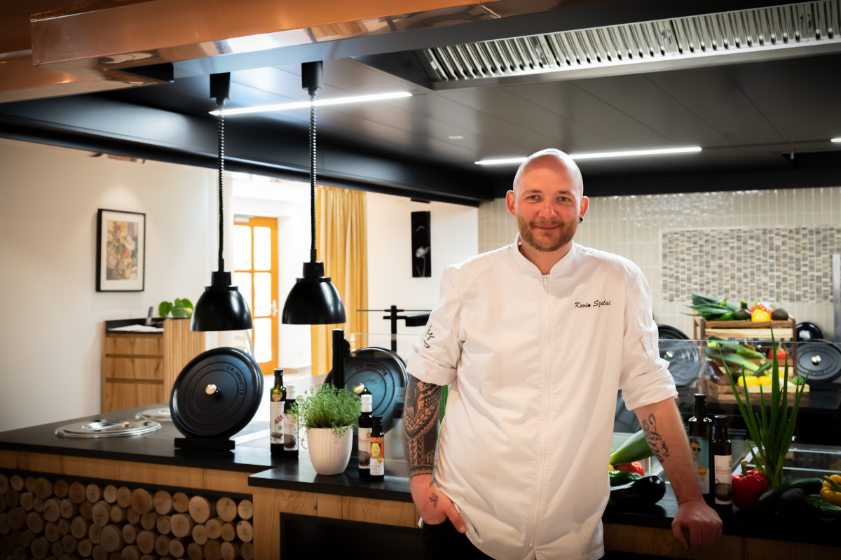 Gleich sechs verschiedene Locations hat Kevin Szalai als Küchenmanager täglich zu betreuen. © Vila Vita Pannonia