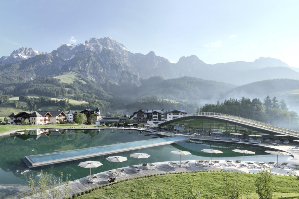 Das organisch designte Spa fügt sich harmonisch in die Natur ein. © Krallerhof