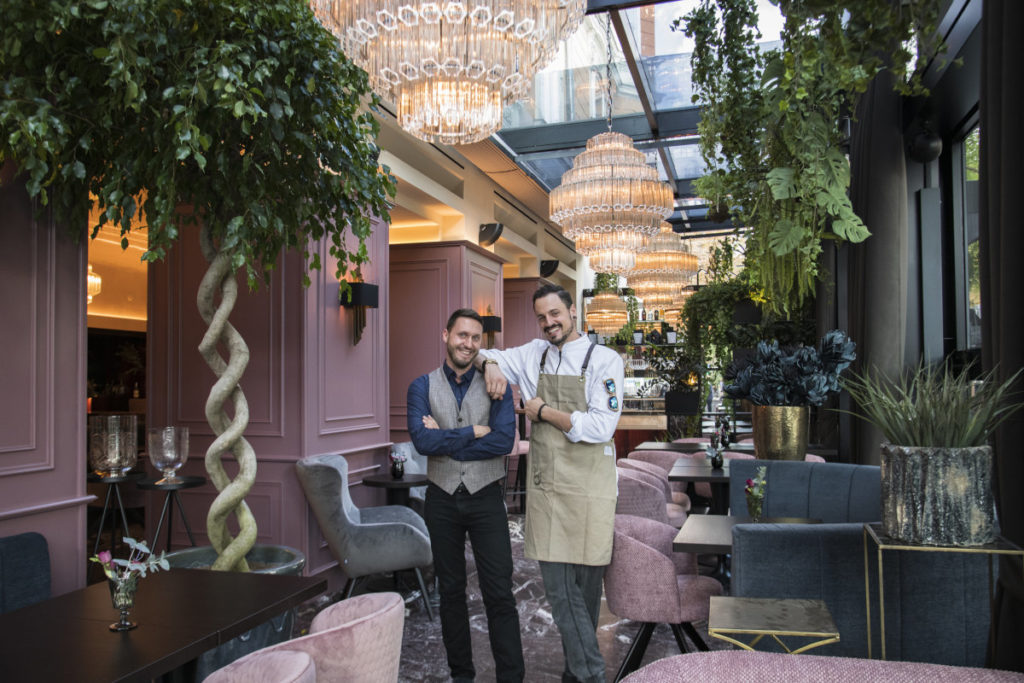 Inhaber Gernot Büttner-Vorraber und Alexander Robin freuen sich auf die Erweiterung im »Operncafé«. © Operncafé