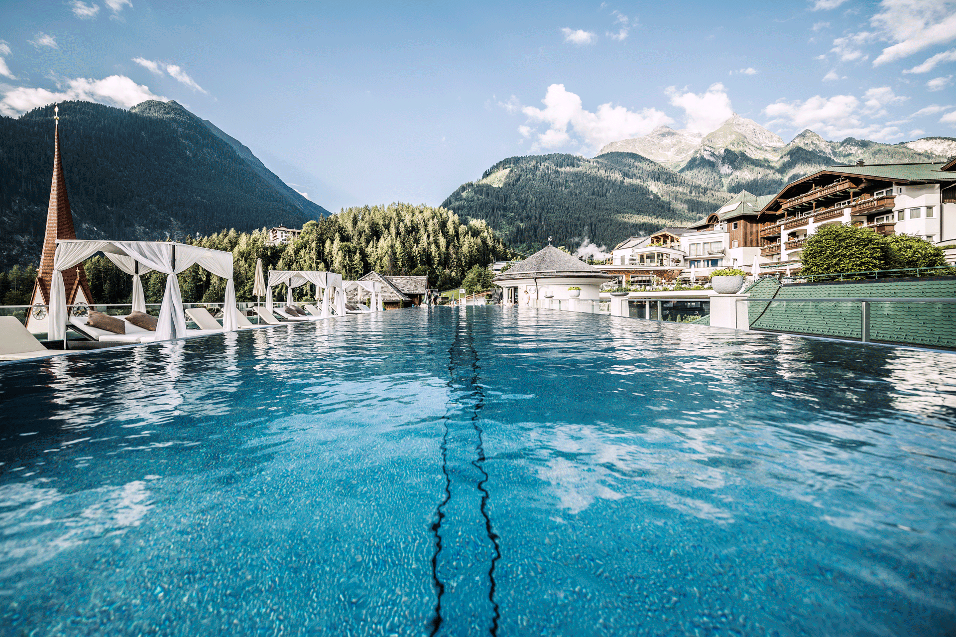 Wellnessurlaub mit Blick auf die Zillertaler Alpen. © Maria Kirchner