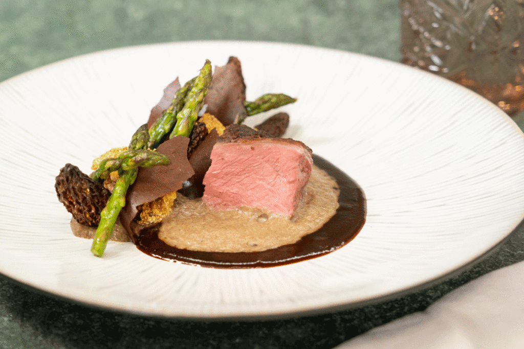 Kalb Rosé angerichtet mit Morchel und Spargel. © 7 Hauben für Transgourmet
