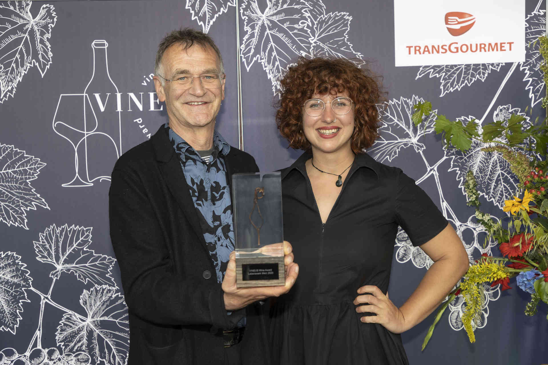 Josef Umathum wurde für sein Lebenswerk ausgezeichnet; hier mit Sophie Butz, Betriebsleiterin Weingut Umathum. © Andreas Kolarik / Transgourmet Österreich