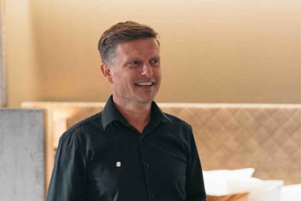 Geschäftsführer Michael Schuster spricht zu Zimmerausbau mit System. © Schuster Hoteleinrichtungen