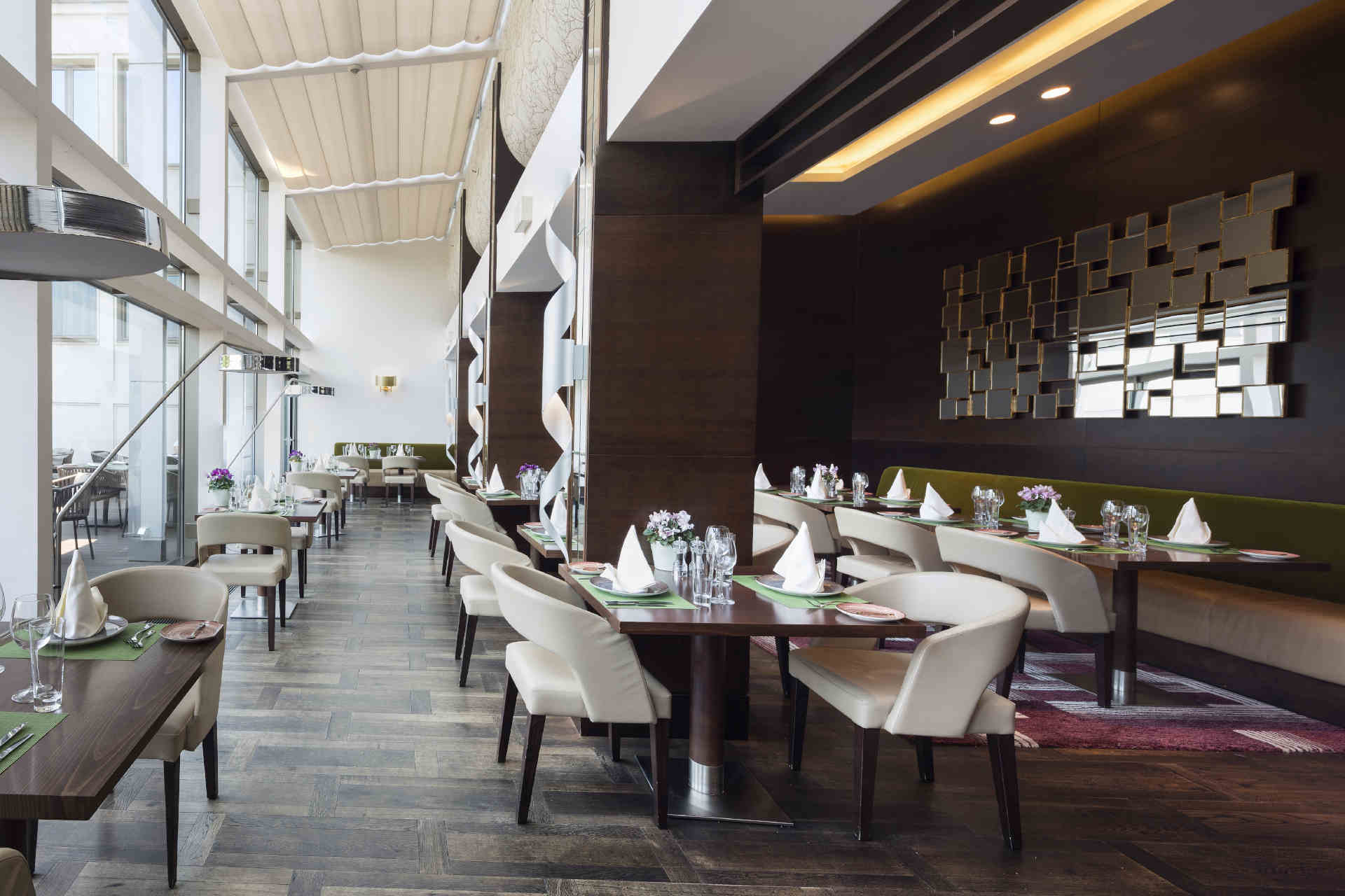 Nicht in jedem Lokal: Oft sitzen die Gäste auf Möbeln, die nicht dem Restaurant gehören.© Shutterstock