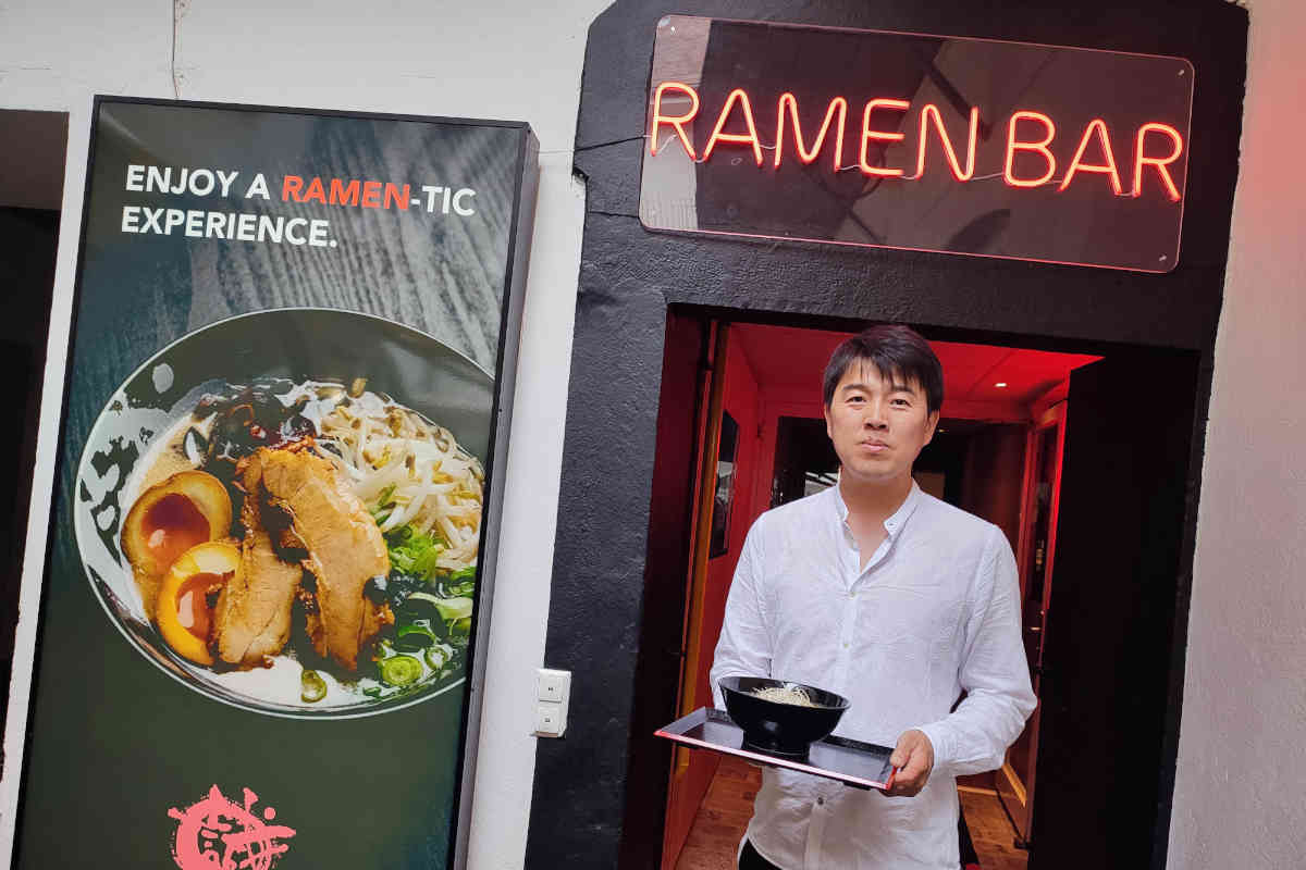 Multi-Gastronom Thomas Liu vor seiner neuen Ramenbar. © KK