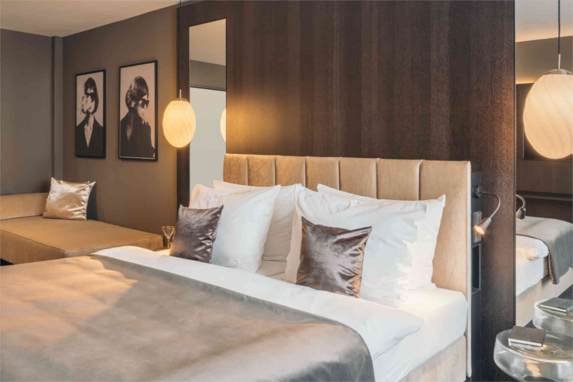 Schuster Hoteleinrichtungen ist bekannt für seine maßgeschneiderten Lösungen, die Luxus und Komfort in Hotelzimmer bringen. © Schuster Hoteleinrichtungen
