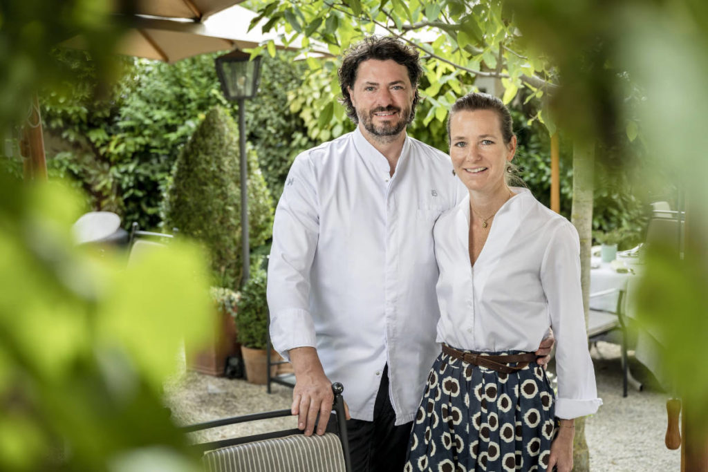 Als gute Seele im »Landhaus Bacher« ist die Sommelière sowohl für die perfekte Weinauswahl als auch für den Feinschliff im Restaurant zuständig. © Günter Standl