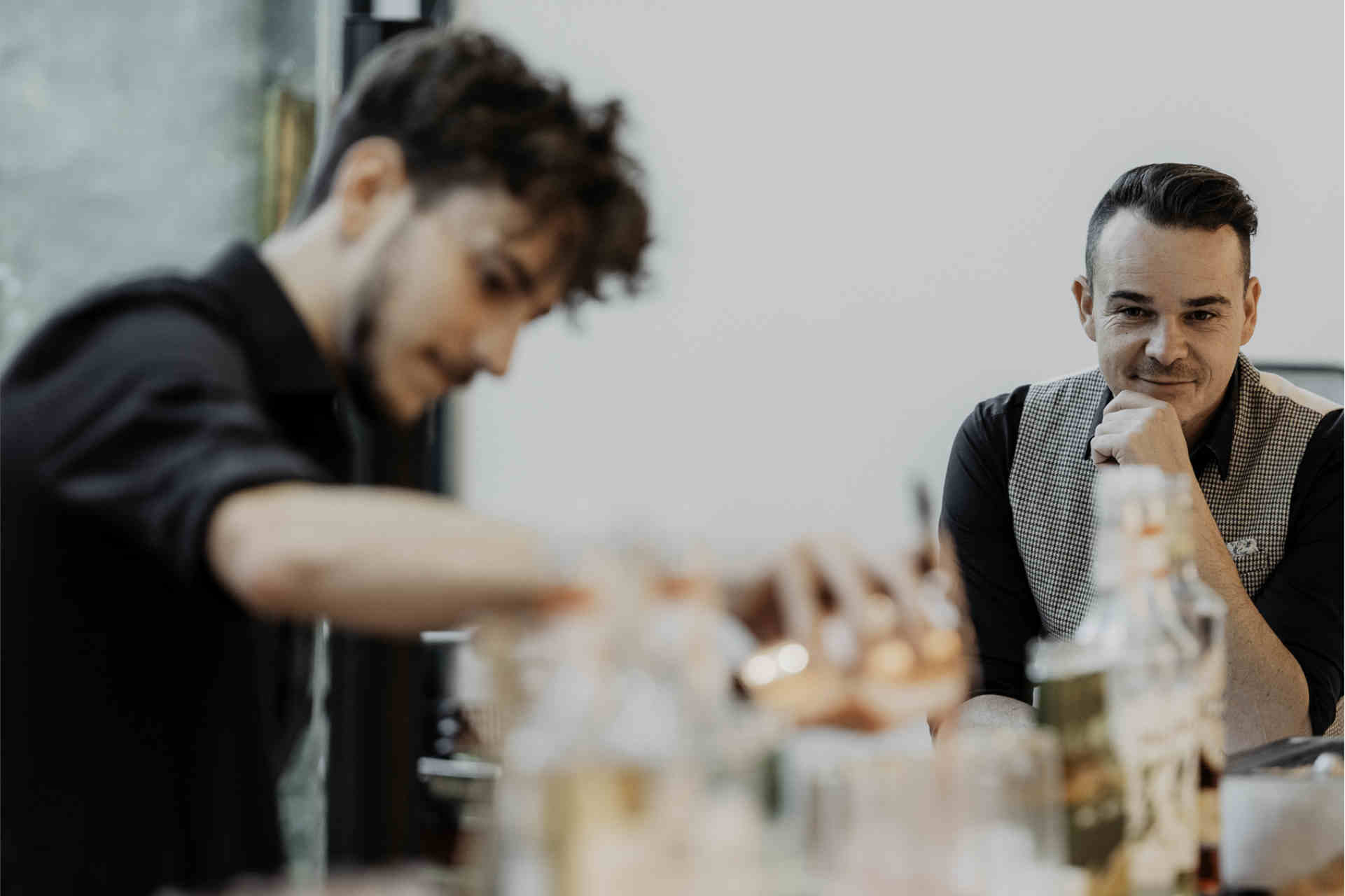 Dominik Wolf (r.), seines Zeichens Europameister 2023, »Artisans of Taste-Gewinner« 2022 und mehrfacher Staats- und Vizestaatsmeister. © Austrian Bartender Award / Jack Coleman