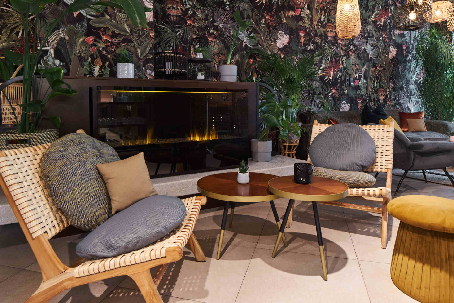 Die Einrichtung der Lobby und Hotelbar sind vom farbenfrohen Oleanderschwärmer inspiriert. © Cocoon Hotels