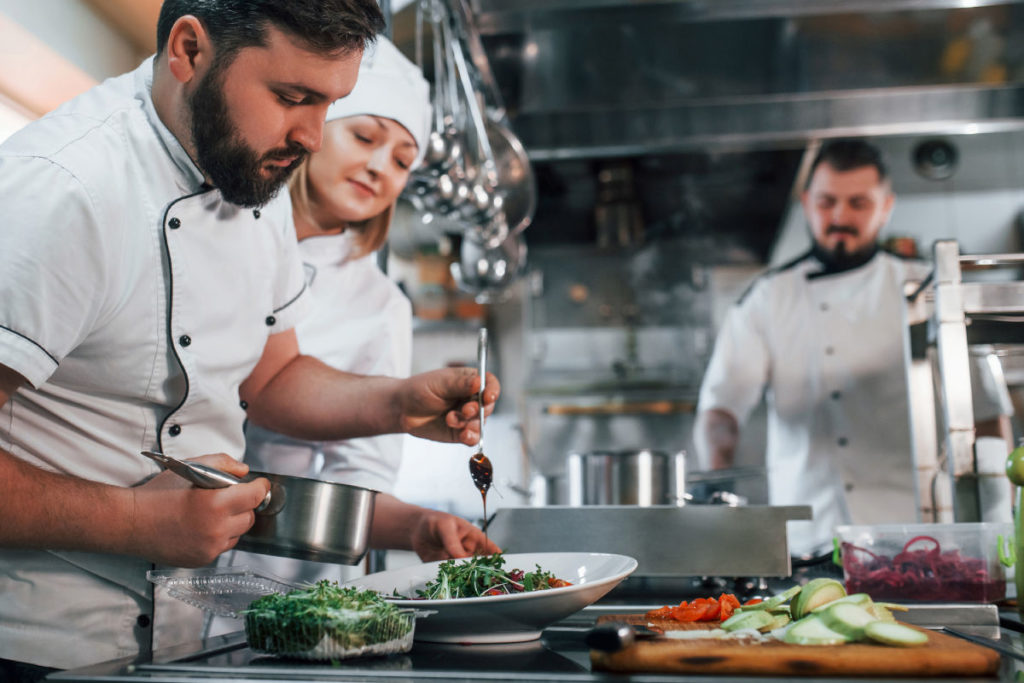 Kochlehrlinge müssen bislang mit Fleisch arbeiten, das könnte sich aber ändern. © Shutterstock