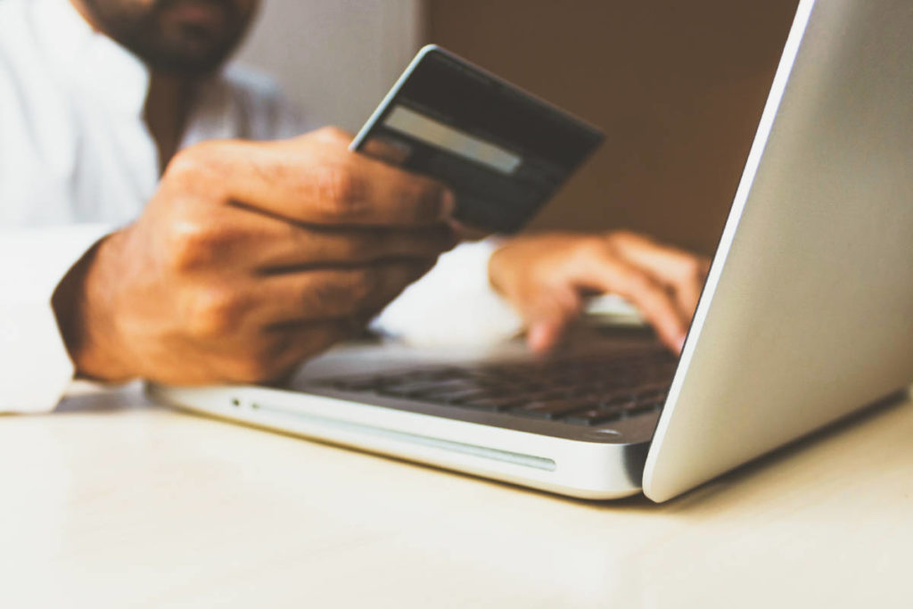 Die Österreicher:innen gehen wieder auf Reisen und buchen dabei gerne online. © upixen.com / Unsplash