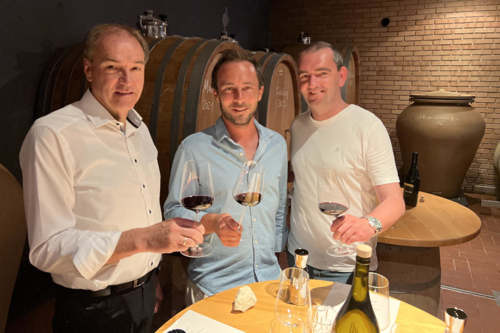 Wirtschaftslandesrat Leonhard Schneemann mit Georg Prieler und Weintourismusobmann Herbert Oschep (v.l.) © Landesmedienservice Burgenland / Büro LR Schneemann
