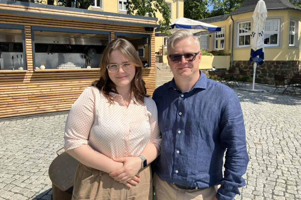 Michael Guselt und Eleonora Guseletova vor dem Hotel und Restaurant »Zum Pfeiffer«. © meeco Communication Services
