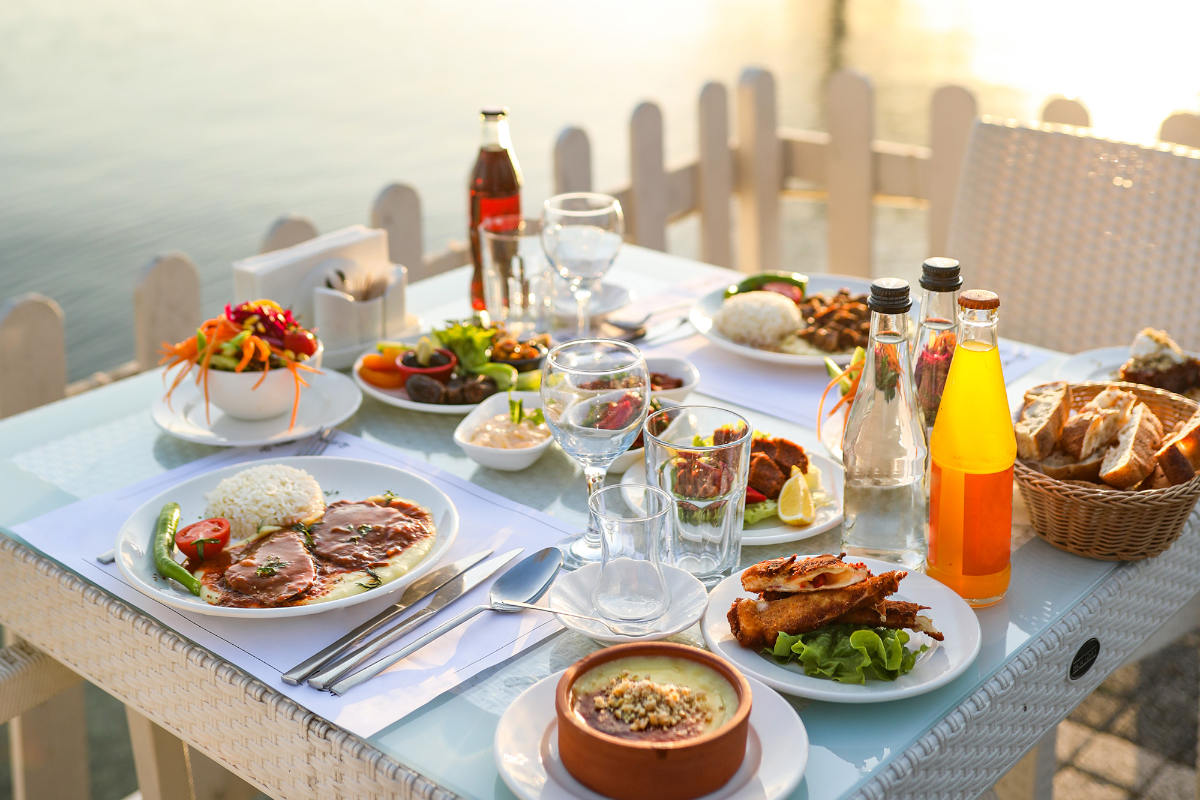 Wie man wirtschaftlich erfolgreich kulinarische Angebote im Tourismus konzipiert, steht auf dem Lehrplan. © FH Salzburg / istockphoto