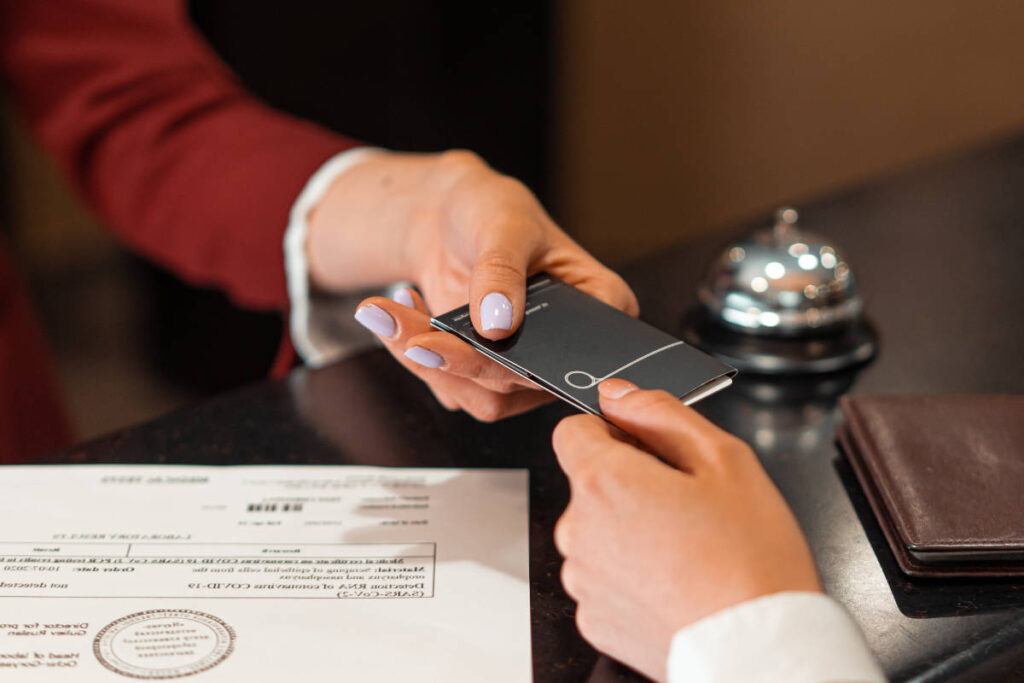 Die Abschaffung der Hotelmeldepflicht wird Hotels von einem erheblichen bürokratischen Aufwand befreien. © Mikhail Nilov / Pexels