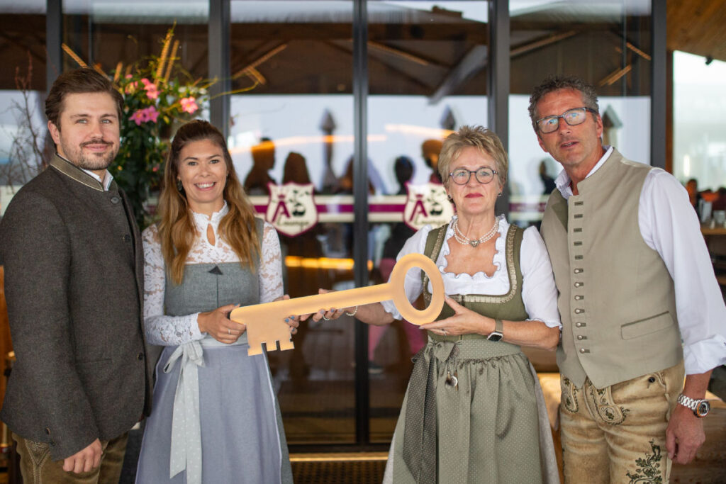 Symbolische Schlüsselübergabe bei der »AreitLounge«. © Schmittenhöhebahn AG / Nicola Littmann
