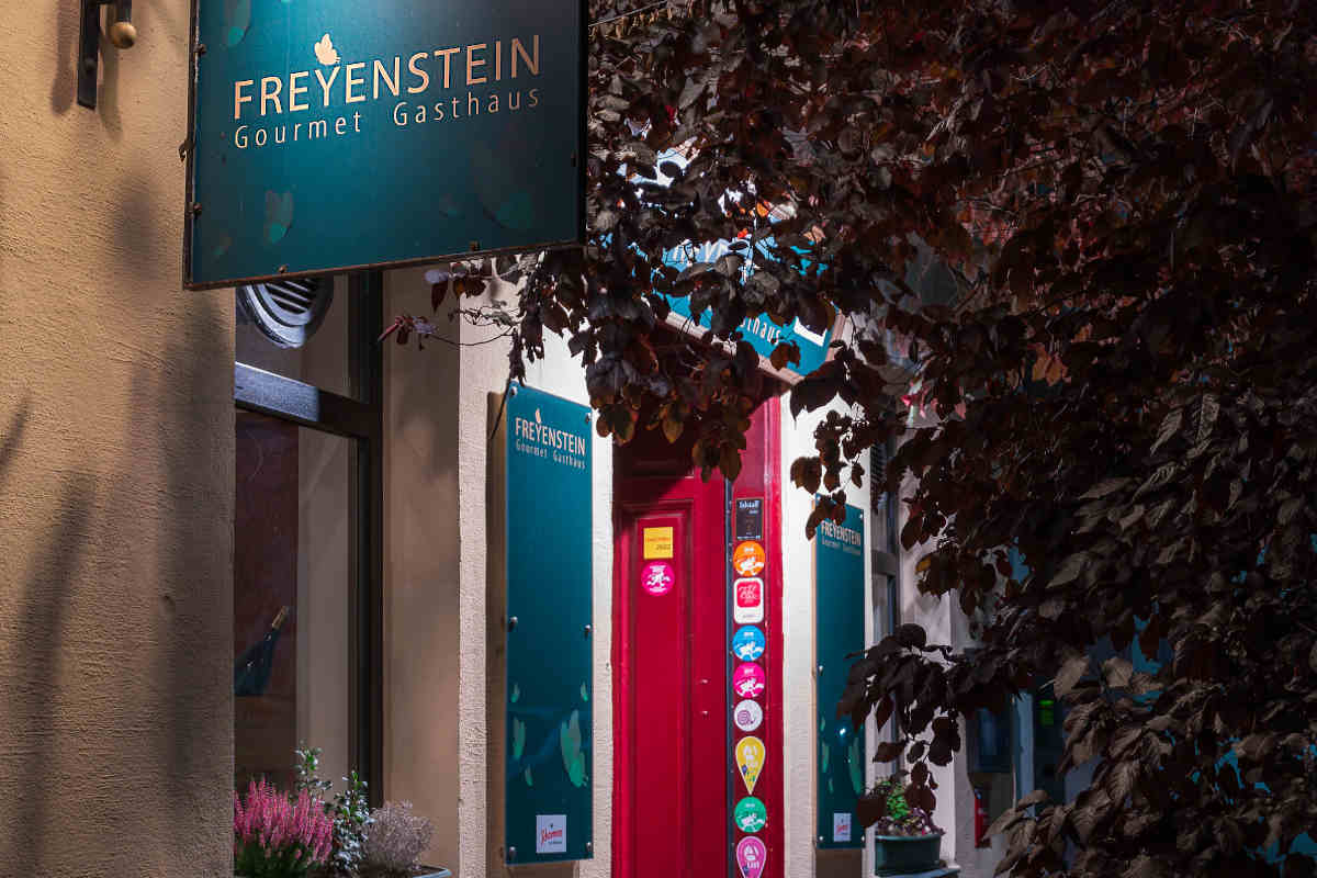 Die vielen Plaketten am Gasthaus-Türrahmen sprechen für sich. © Gourmet Gasthaus Freyenstein