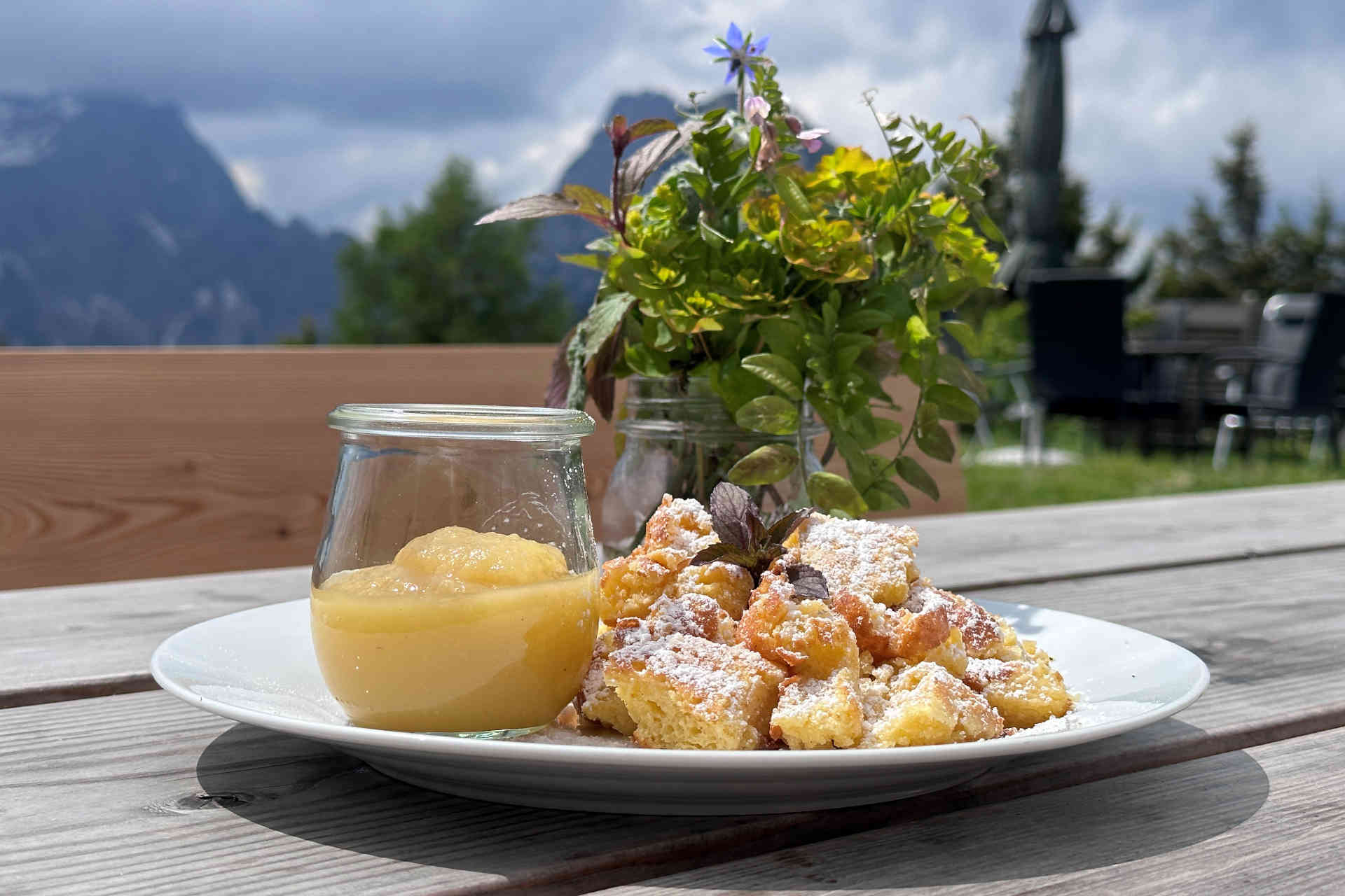 Selbstgemachter Kaiserschmarren mit Apfelmus. © Eleonora Alphart-Weinek
