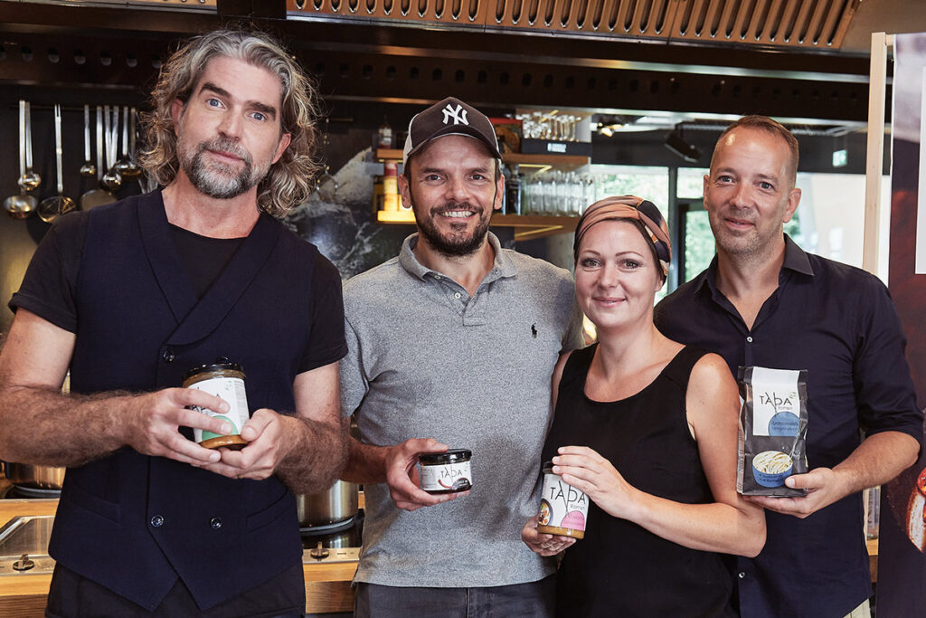 »Tada Ramen«: Die beiden Investoren Nils Glagau und Steffen Henssler mit dem Gründer:innen-Paar Jessica und Matthias Bruckhoff. © Stefan Groenveld