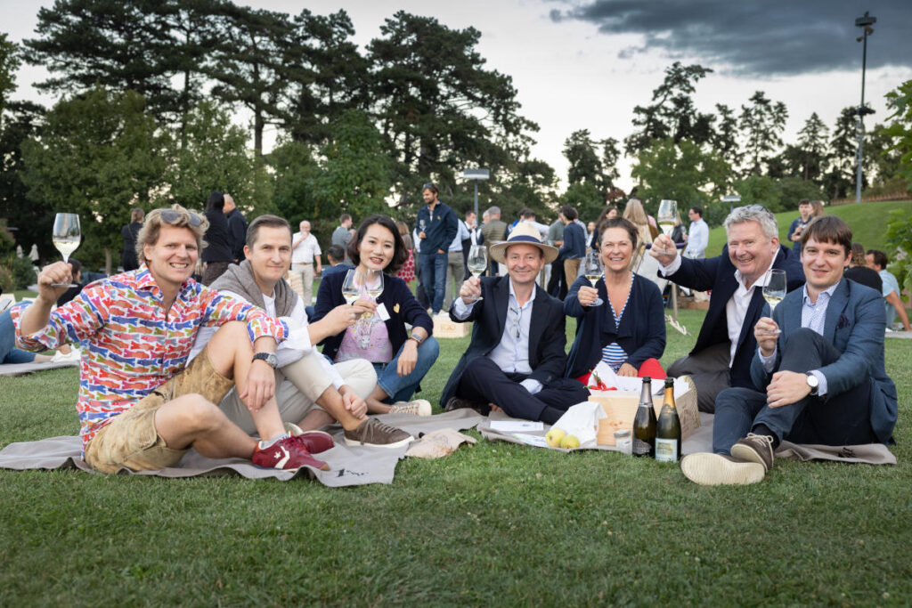 Picknick im Schlosspark: Michael Malat, Raimonds Tomsons, Fei Fei Liu, Michael Moosbrugger, Annemarie Foidl, Chris Yorke und Marc Almert. © Anna Stöcher