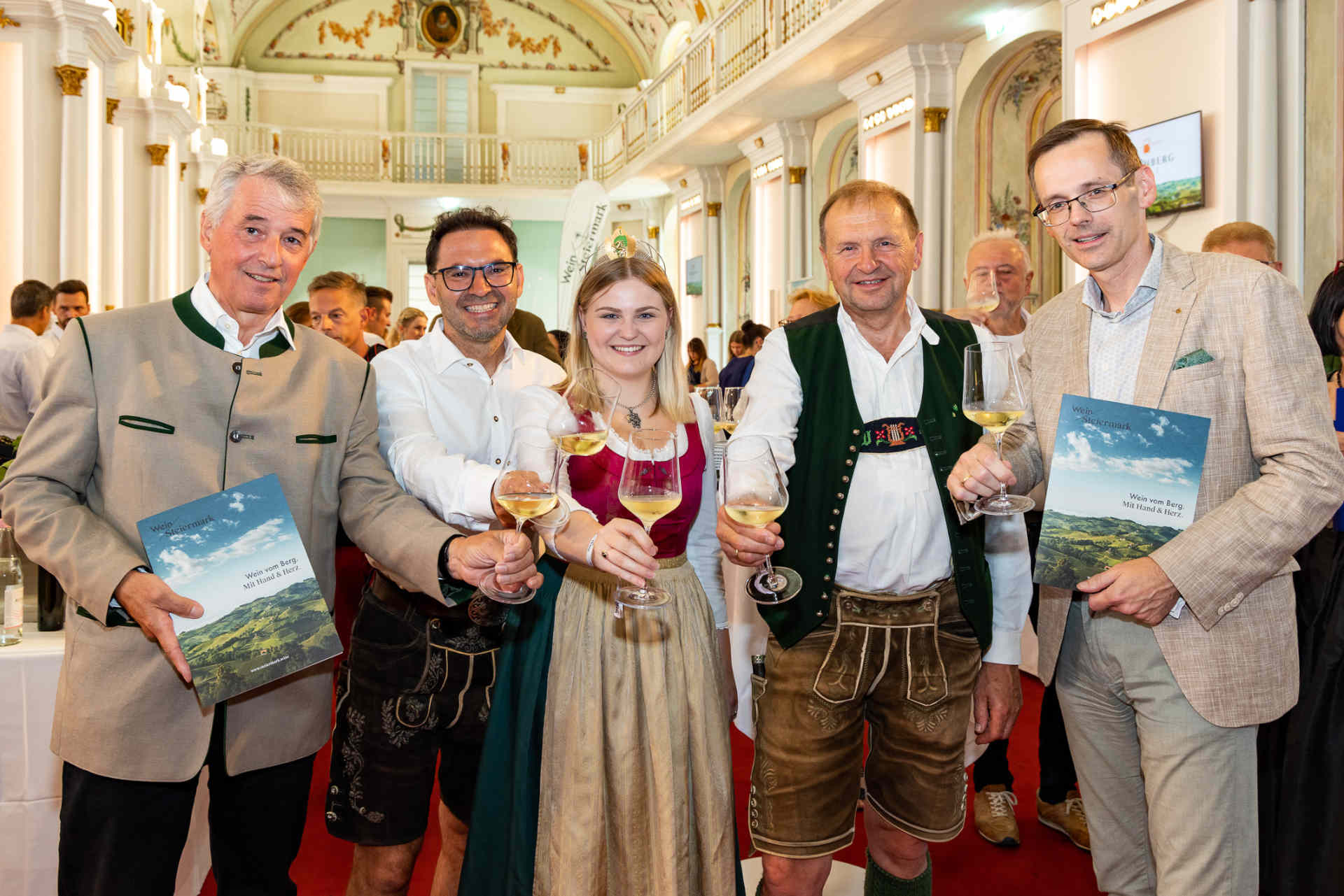 Werner Luttenberger, GF der Wein Steiermark, Werner Brugner, Kammerdirektor der Landwirtschaftskammer Steiermark, Weinkönigin Sophie Friedrich, Stefan Potzinger, Obmann Wein Steiermark, und Oliver Kröpfl, Vorstandsmitglied Steiermärkische Sparkasse © Wein Steiermark / Harry Schiffer