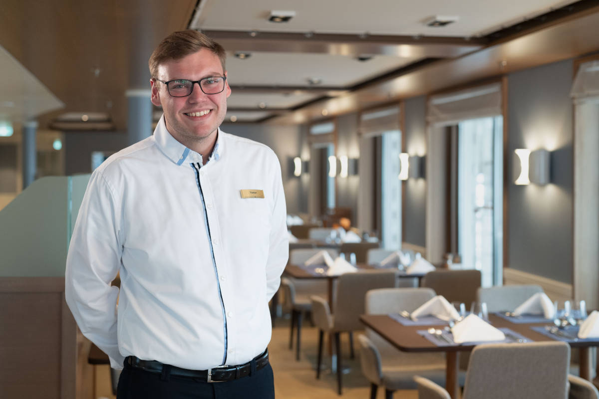 Tristan ist Teil des Service-Teams an Bord der »Hanseatic spirit«. © sea chefs